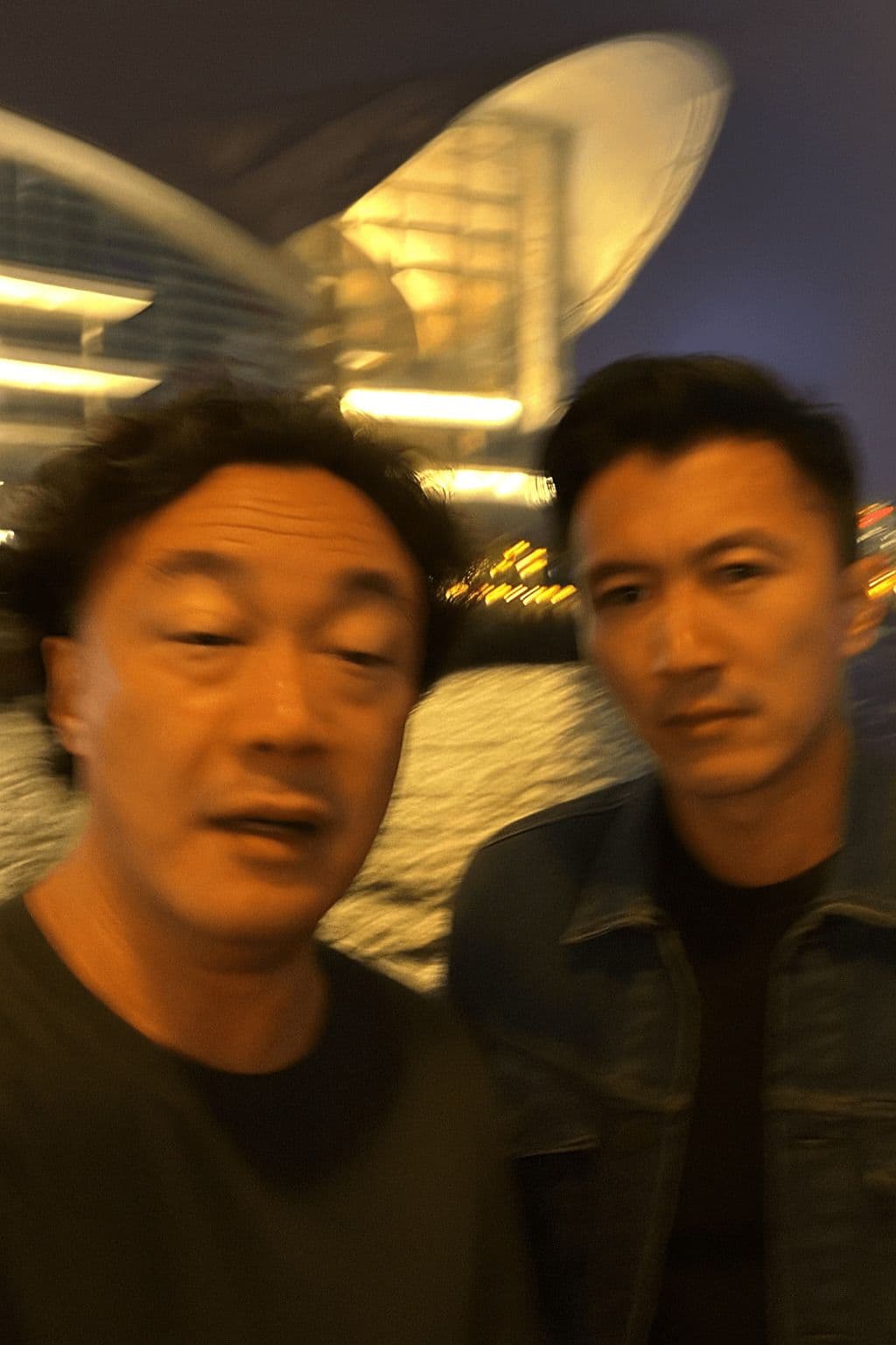 Una selfie de iPhone 'Extremadamente Ordinaria' — Generated result