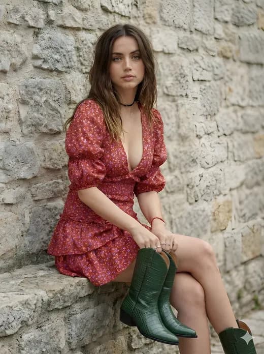 Mädchen im roten Boho-Kleid vor Steinwand — Generated result