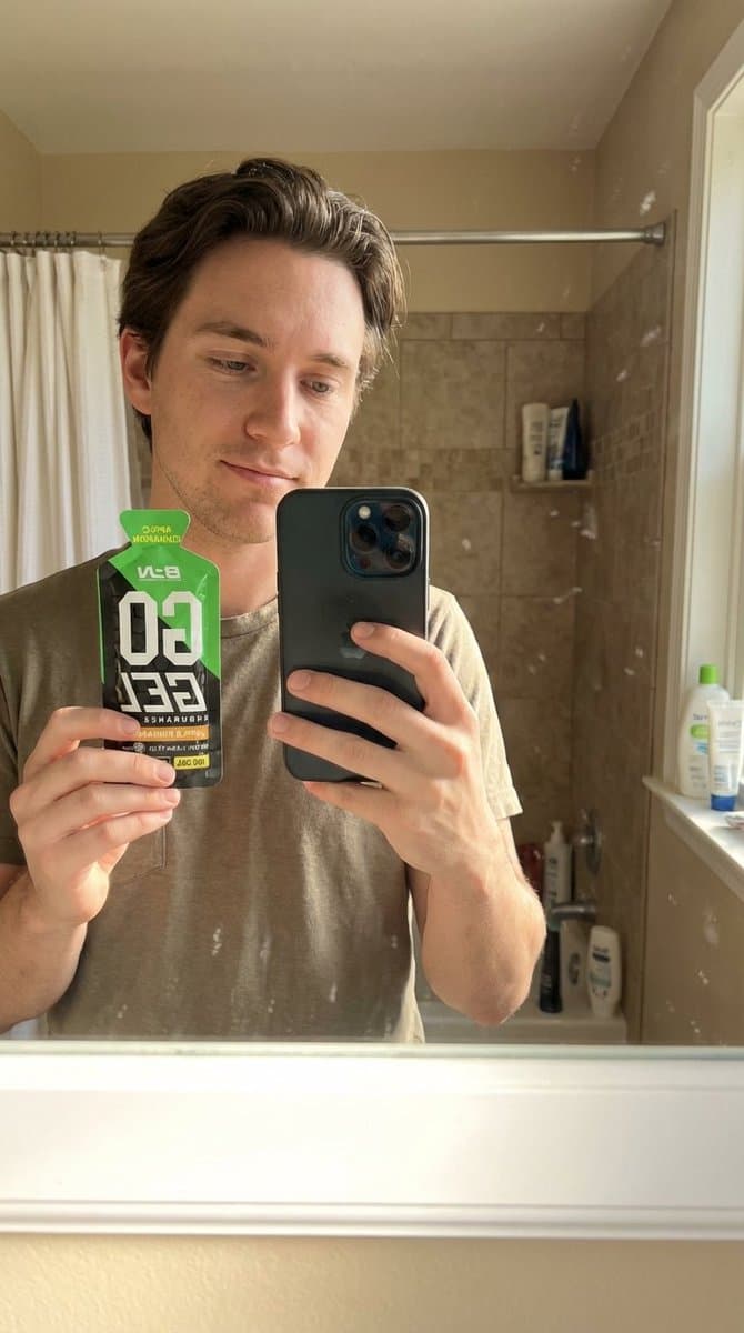 Person hält Produkt auf einem Foto