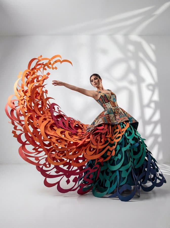 Trägt ein atemberaubendes konzeptionelles Avantgarde-Kleid