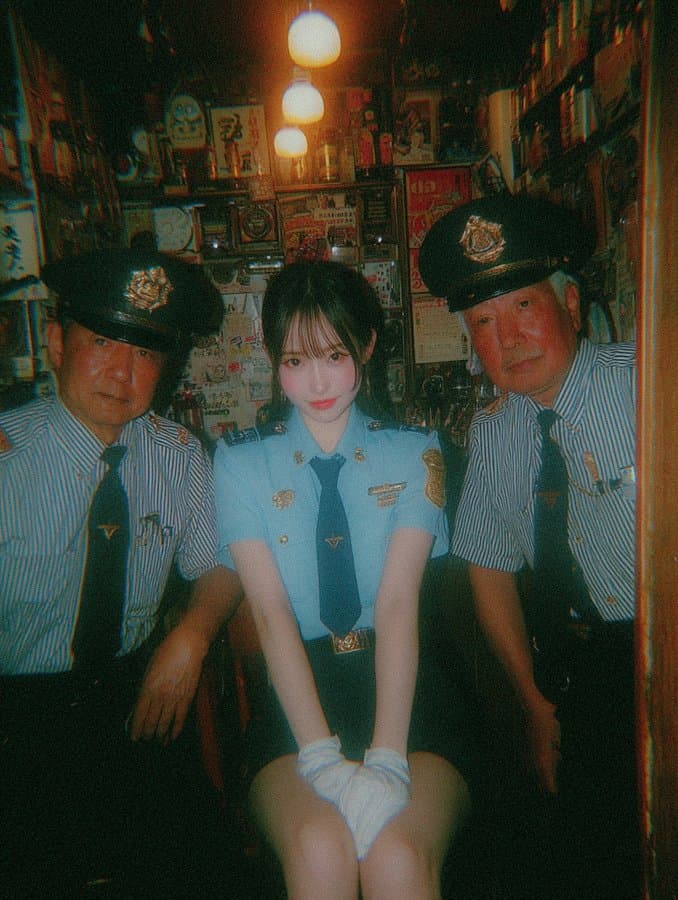 Wanita Jepang Cantik dengan Seragam Polisi Biru Muda